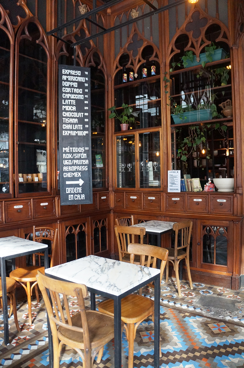 Uruguai | La Farmacia Cafe: um café em uma antiga farmácia na Ciudad Vieja,  em Montevidéu - Meu mapa-múndi